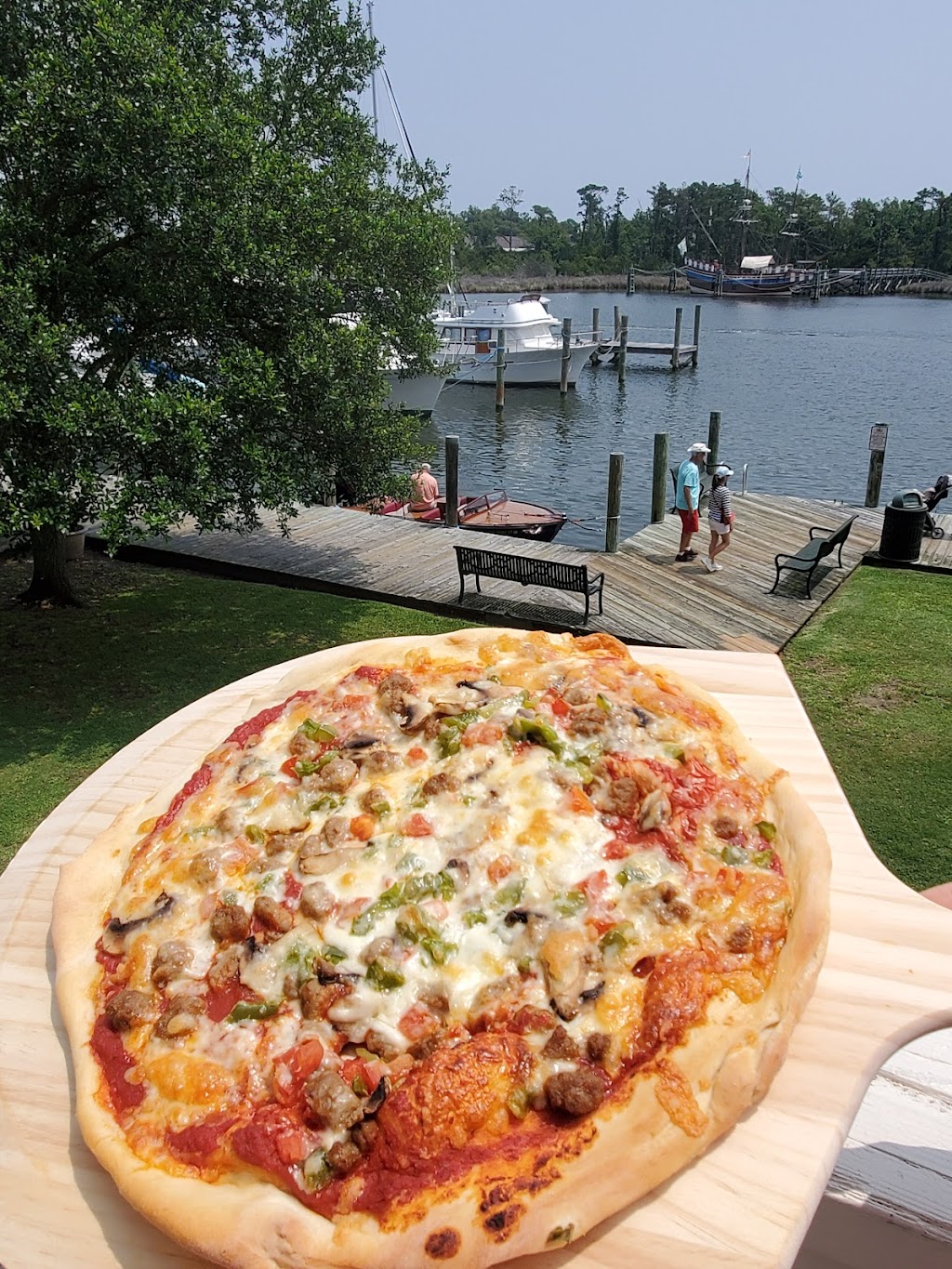 Roanoke island market | restaurant | 207 Queen Elizabeth Ave APT 4, Manteo, NC 27954, USA | 2524731914 OR +1 252-473-1914
