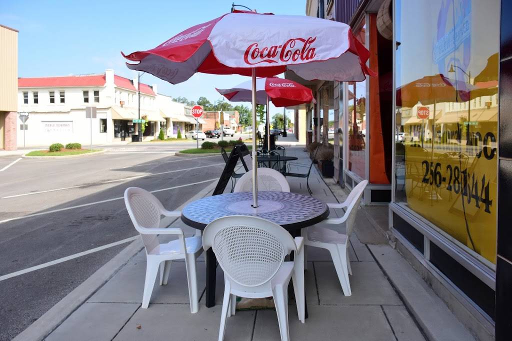 Q Slow-Smoked | restaurant | 106 S Main St, Boaz, AL 35957, USA | 2565570517 OR +1 256-557-0517