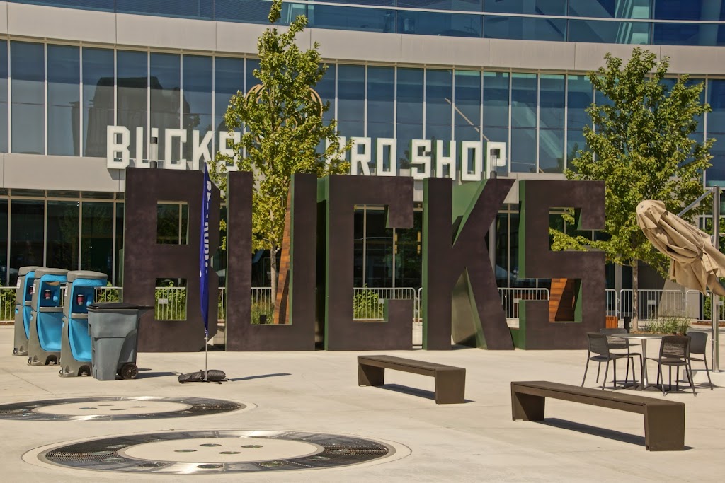 The Mecca Sports Bar and Grill | restaurant | 1134 Vel R. Phillips Ave, Milwaukee, WI 53203, USA | 4149080401 OR +1 414-908-0401