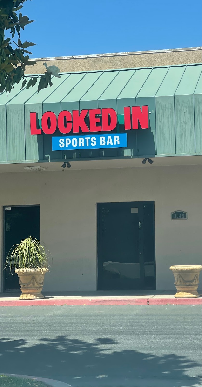LOCKED IN | restaurant | 3045 W Bullard Ave, Fresno, CA 93711, USA | 5593697684 OR +1 559-369-7684