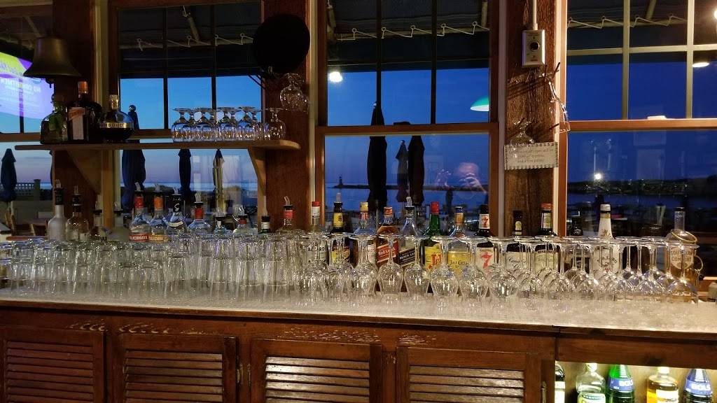 Gosmans Topside/Inlet Café/Clam Bar | restaurant | 484 W Lake Dr, Montauk, NY 11954, USA | 6316682549 OR +1 631-668-2549