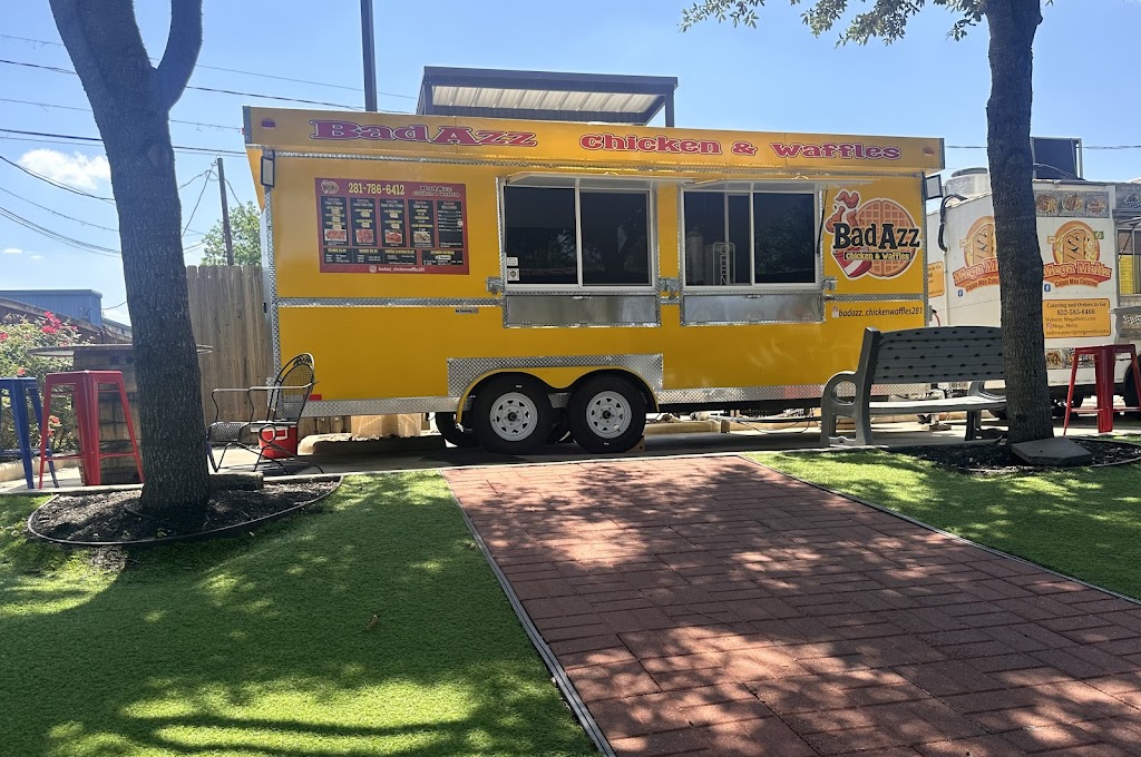 BadAzz Chicken & Waffles | restaurant | 403 E Main St, Tomball, TX 77375, USA | 3463514444 OR +1 346-351-4444