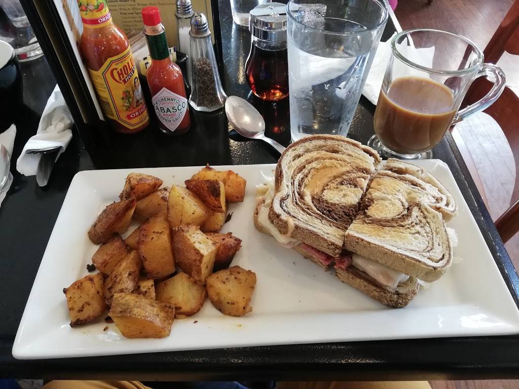 Town & Gown Bistro | restaurant | 119 N River Rd, West Lafayette, IN 47906, USA | 7652503425 OR +1 765-250-3425