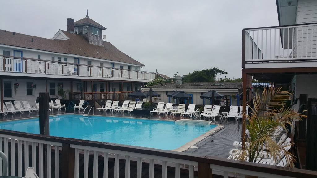 Hurricanes Bar & Grill | restaurant | 25 Cayuga Walk, Ocean Beach, NY 11770, USA | 6315838000 OR +1 631-583-8000