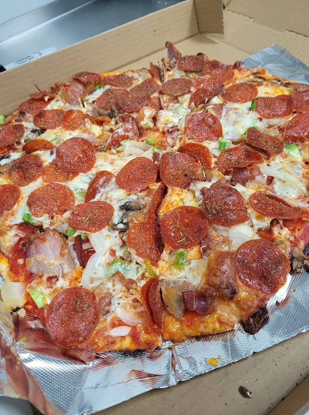 Pizza Crew | restaurant | 807 IL-16, Jerseyville, IL 62052, USA | 6186397777 OR +1 618-639-7777