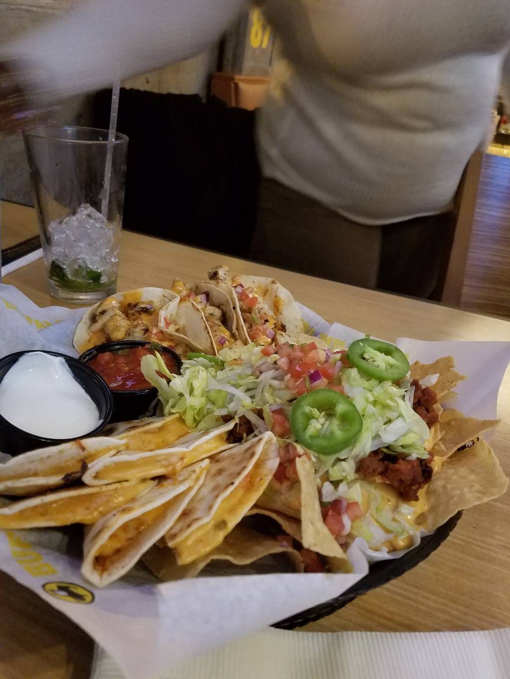 Buffalo Wild Wings | restaurant | 513 W Taylor St, Chicago, IL 60607, USA | 3125880554 OR +1 312-588-0554