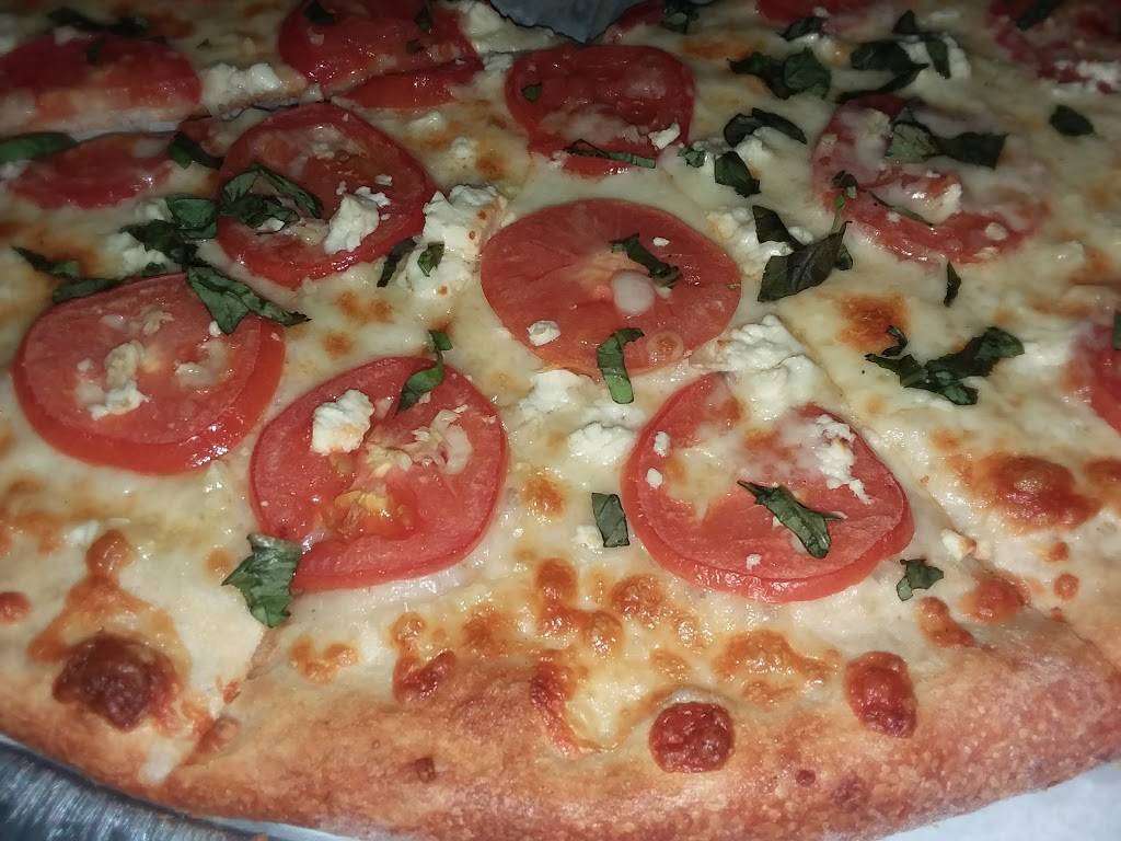 DiPalmas Restaurant & Pizzeria | restaurant | 304 Union Sq, South Main Street, Southbury, CT 06488, USA | 2032643555 OR +1 203-264-3555