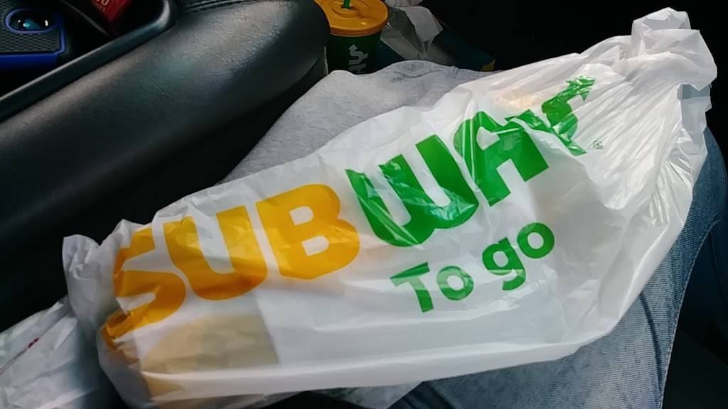 Subway | restaurant | 933 N Main St, Bluffton, IN 46714, USA | 2608247821 OR +1 260-824-7821