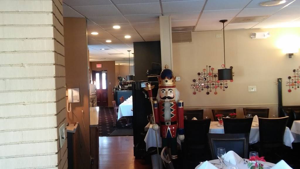 Carriage House | restaurant | 4030 Lee Hwy, Arlington, VA 22207, USA | 7035257899 OR +1 703-525-7899