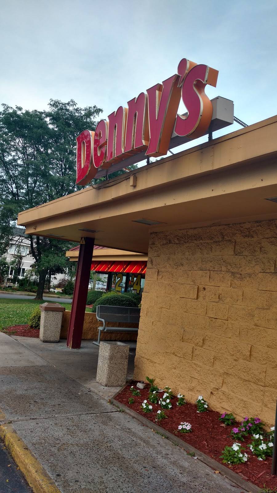 Dennys | restaurant | 1286 St George Ave, Avenel, NJ 07001, USA | 7326344160 OR +1 732-634-4160