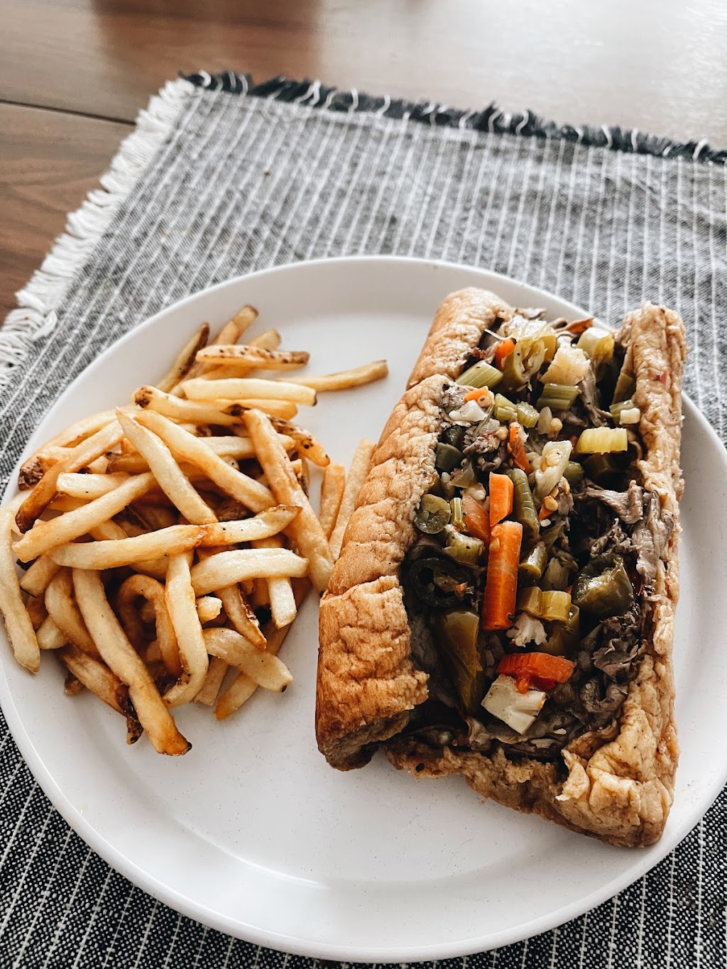 Chillyeee Phillys and Beefs | restaurant | 427 N Kedzie Ave, Chicago, IL 60612, USA | 7739003855 OR +1 773-900-3855