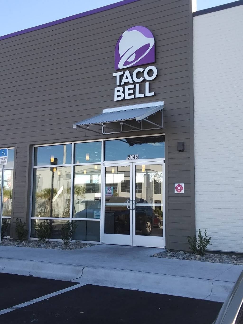 Taco Bell | restaurant | 2045 W Memorial Blvd, Lakeland, FL 33815, USA | 8636830100 OR +1 863-683-0100
