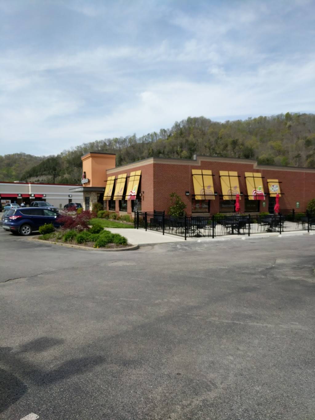 Applebees Grill + Bar | restaurant | 172 Cassidy Blvd, Pikeville, KY 41501, USA | 6064331815 OR +1 606-433-1815