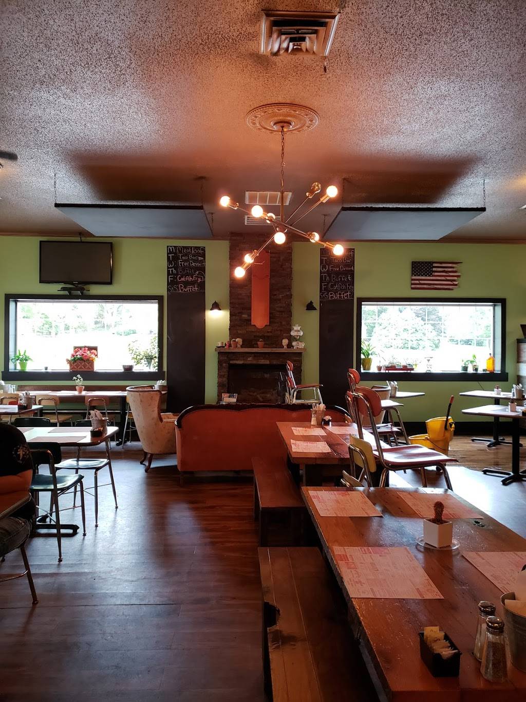 Mickeys Country Cafe | restaurant | 24487 Valley Dr, Bettendorf, IA 52722, USA | 5633595634 OR +1 563-359-5634