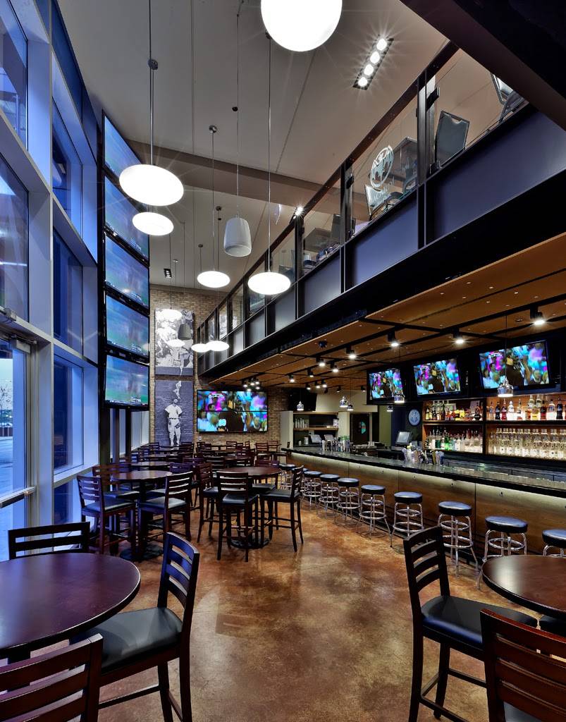 ChiSox Bar & Grill | restaurant | 320 W 35th St, Chicago, IL 60616, USA | 3126745860 OR +1 312-674-5860