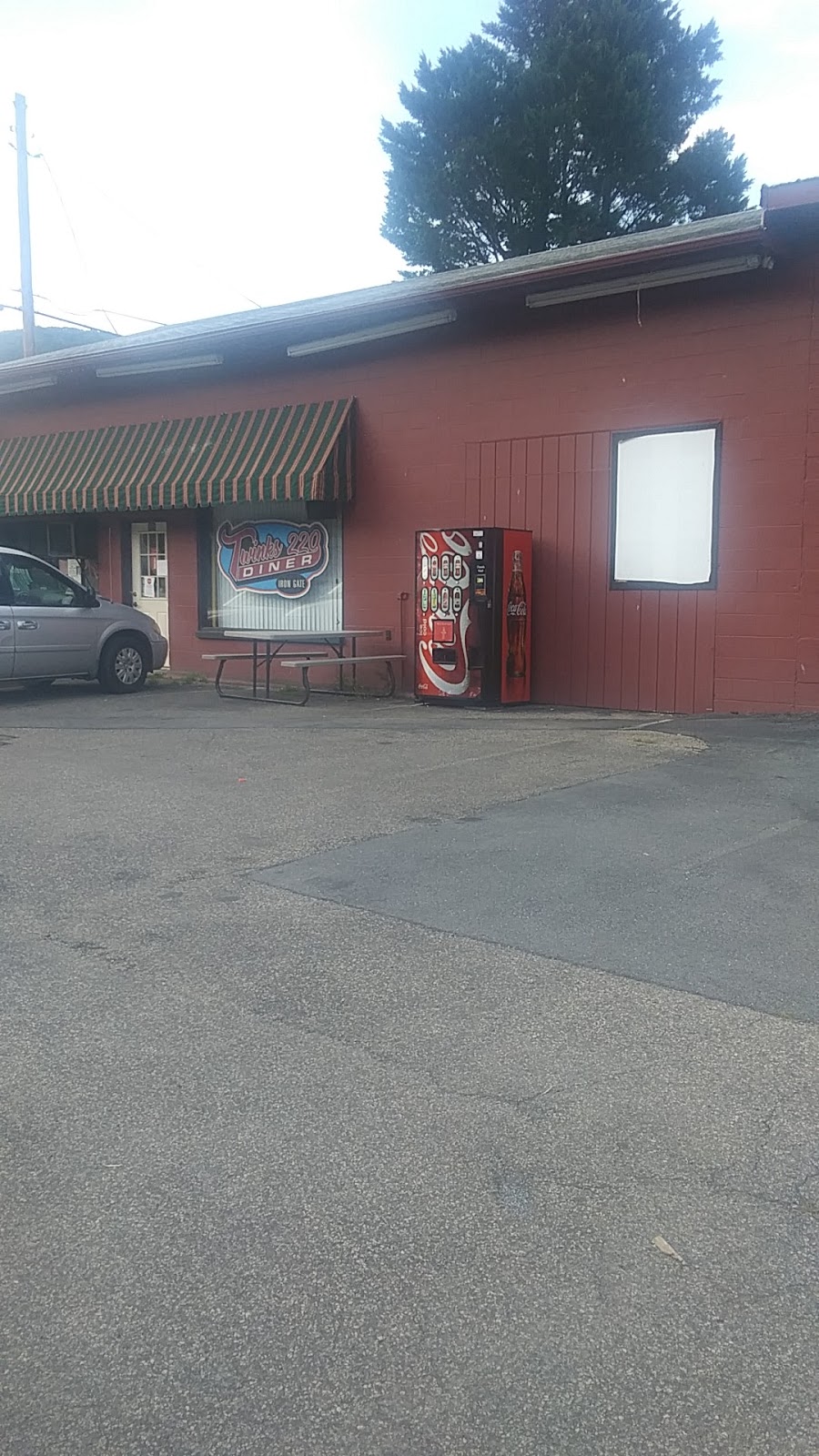 Twinks 220 Diner | restaurant | 501 Commerce Ave, Iron Gate, VA 24448, USA | 5408620220 OR +1 540-862-0220