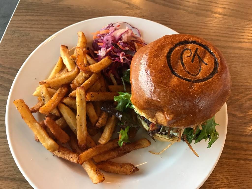 Le Greg Bistro & Bar | restaurant | 325 Avenue de Venise O, Venise-en-Québec, QC J0J 2K0, Canada | 4503901538 OR +1 450-390-1538