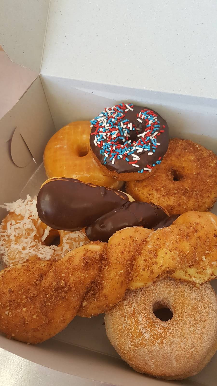 Donut Star | bakery | 1061 W El Norte Pkwy, Escondido, CA 92026, USA | 6515280807 OR +1 651-528-0807