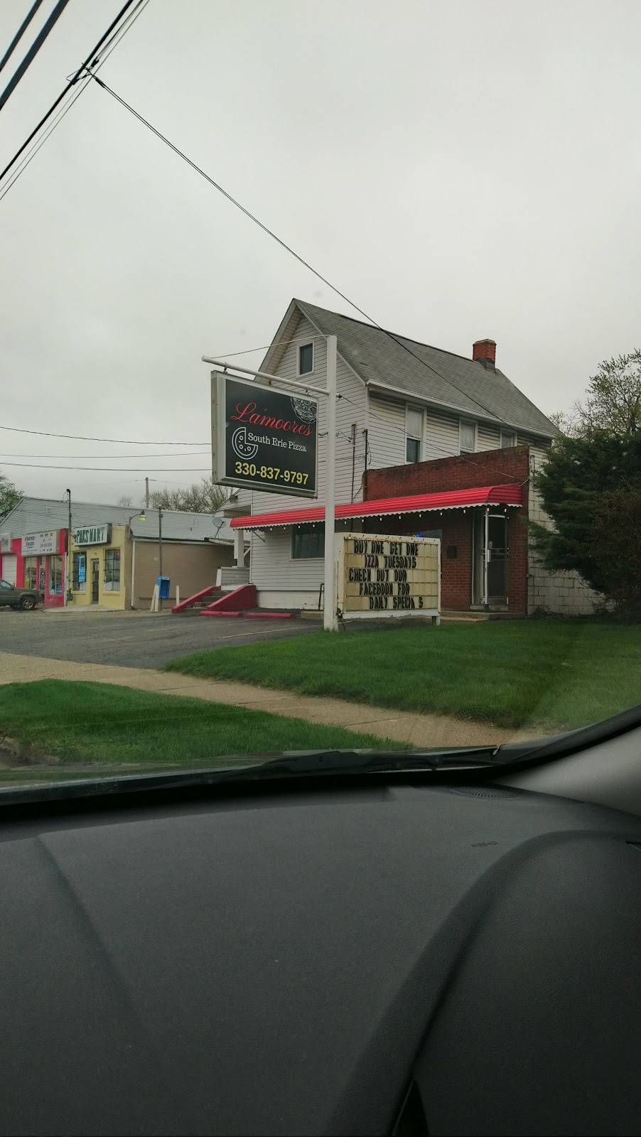 Lamoores South Erie Pizza | meal takeaway | 914 Erie St S, Massillon, OH 44647, USA | 3308379797 OR +1 330-837-9797