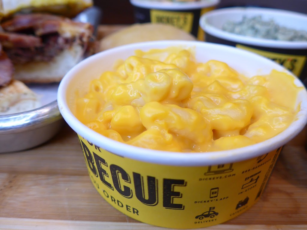 Dickeys Barbecue Pit | restaurant | 850 W Superior St, Chicago, IL 60642, USA | 3124833200 OR +1 312-483-3200