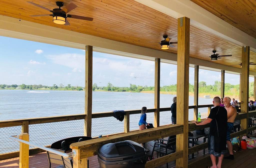 Tantrums Lakeside Grill | restaurant | 330 Denton Ave, Auburndale, FL 33823, USA | 8638753974 OR +1 863-875-3974