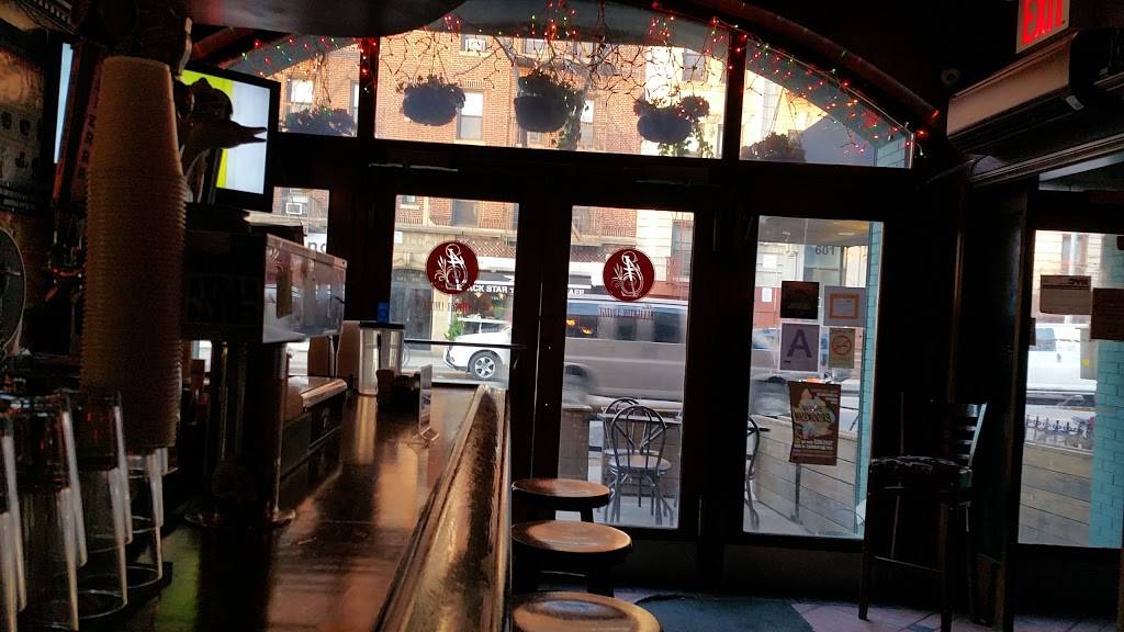 Alligator Lounge | restaurant | 600 Metropolitan Ave, Brooklyn, NY 11211, USA | 7185994440 OR +1 718-599-4440