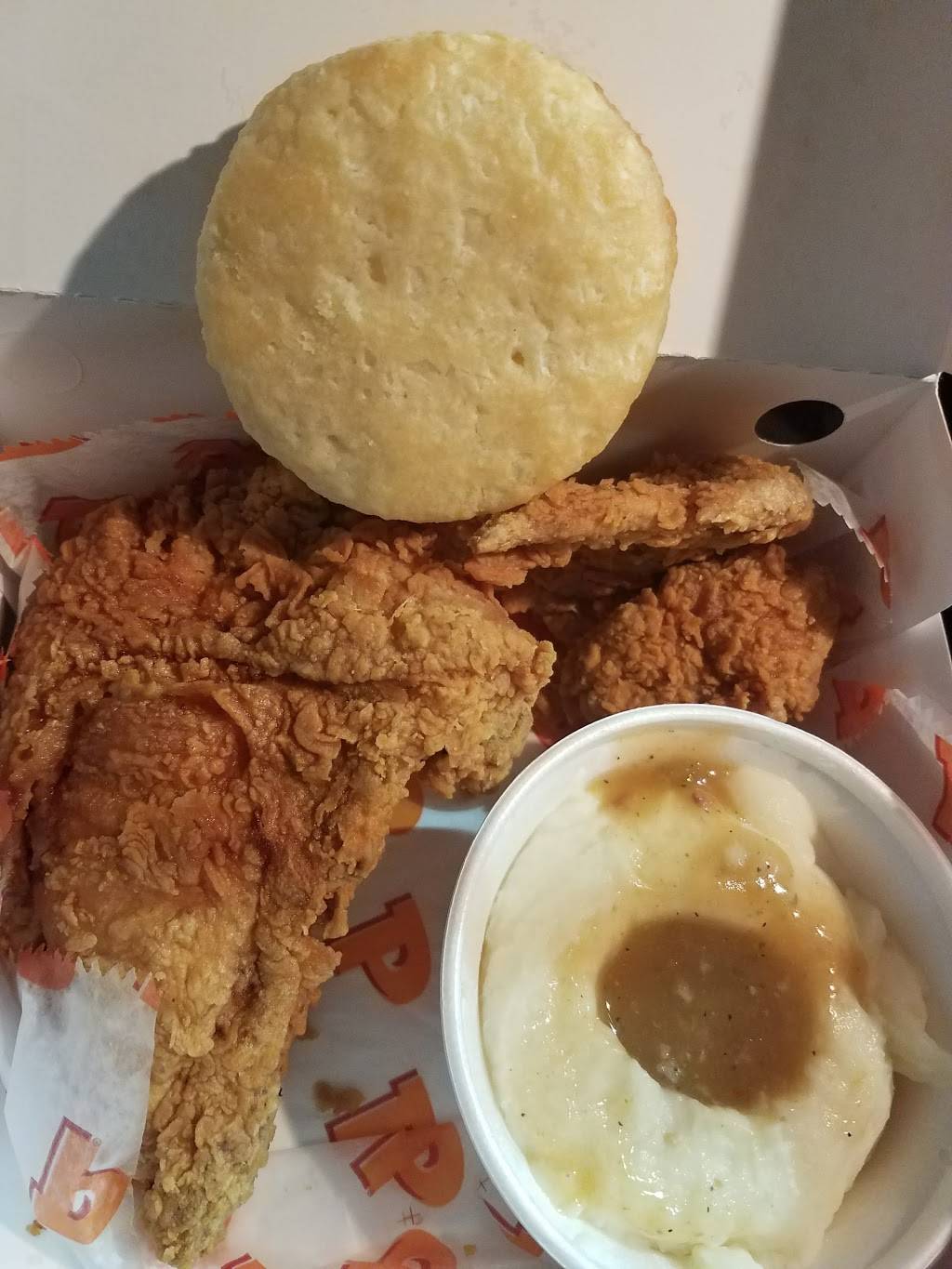 Popeyes Louisiana Kitchen | restaurant | 6233 Northwest Expy, Oklahoma City, OK 73132, USA | 4057224830 OR +1 405-722-4830