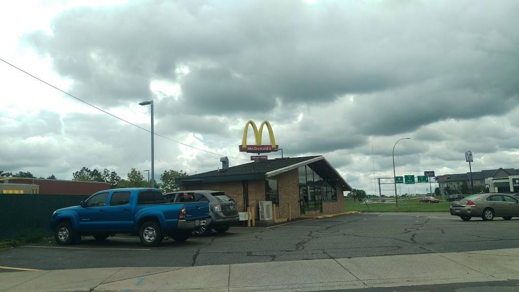 Subway | meal takeaway | 838 St Germain St E, St Cloud, MN 56301, USA | 3202527500 OR +1 320-252-7500