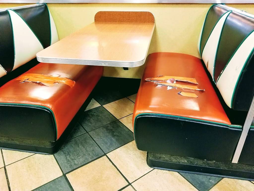 A&W Restaurant | restaurant | 5 Woodfield Mall F-118, Schaumburg, IL 60173, USA | 8476191617 OR +1 847-619-1617