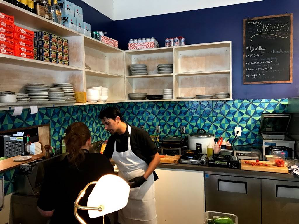 Vinnies Raw Bar | restaurant | 2505 2nd Ave #103, Seattle, WA 98121, USA | 2064207043 OR +1 206-420-7043