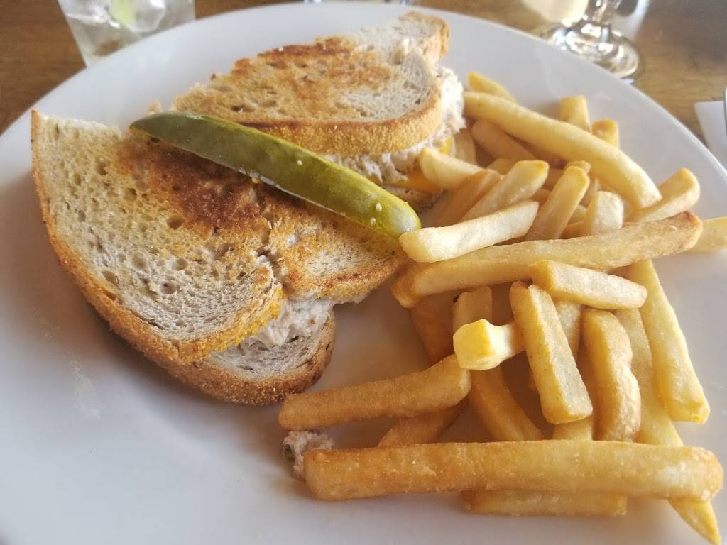 Quinns Lighthouse | restaurant | 1951 Embarcadero, Oakland, CA 94606, USA | 5105362050 OR +1 510-536-2050