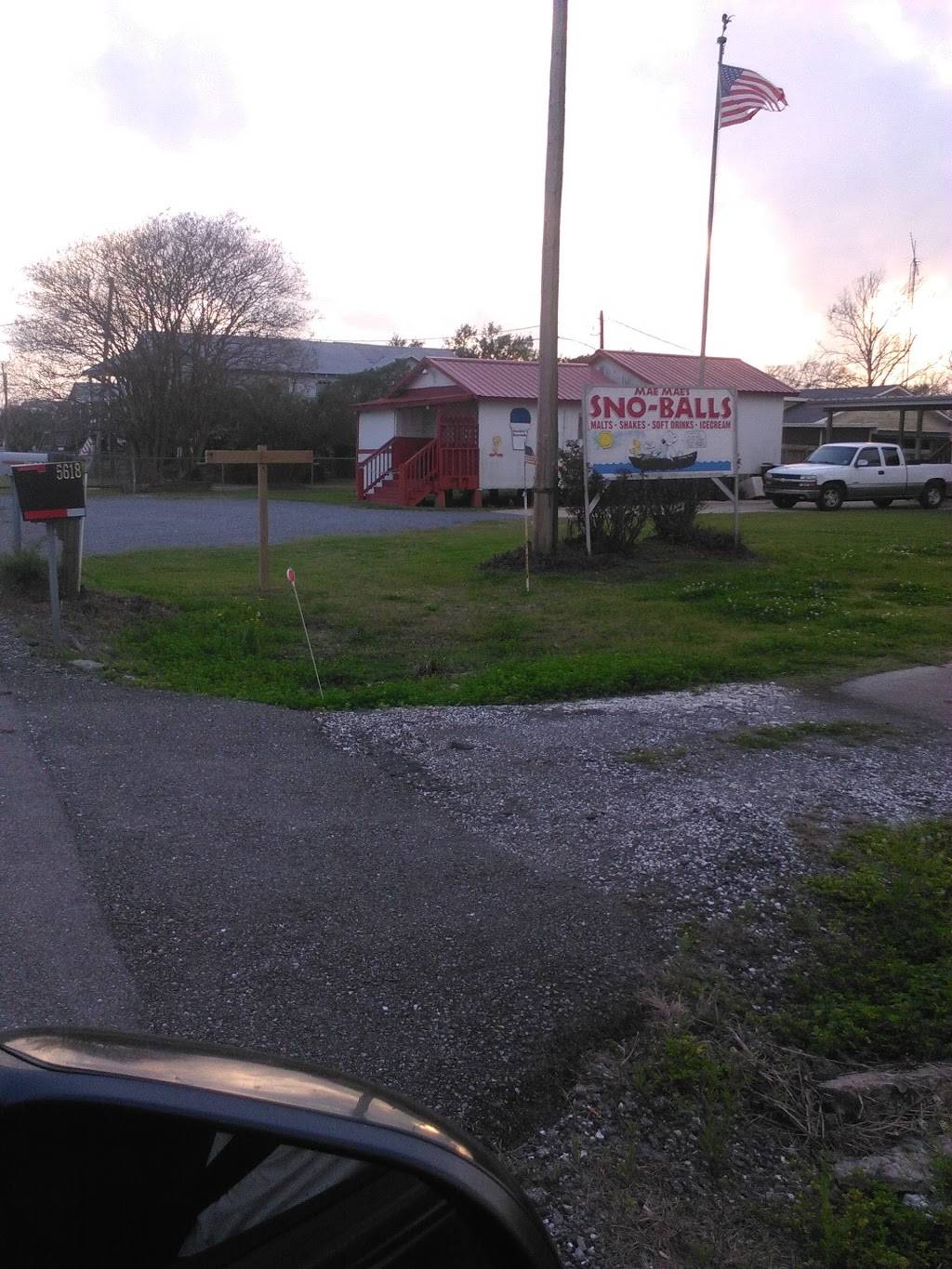 Mae Maes Snowball | restaurant | 5620 LA-56, Chauvin, LA 70344, USA | 9853813579 OR +1 985-381-3579