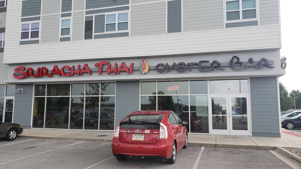Sriracha Thai Bistro and Oyster Bar | restaurant | 2900 River Dr #118, Moline, IL 61265, USA | 3095173145 OR +1 309-517-3145