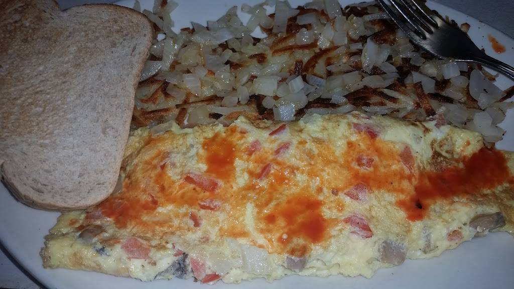 Cubby Hole | restaurant | 10713 N Main St, Richmond, IL 60071, USA | 8156784624 OR +1 815-678-4624