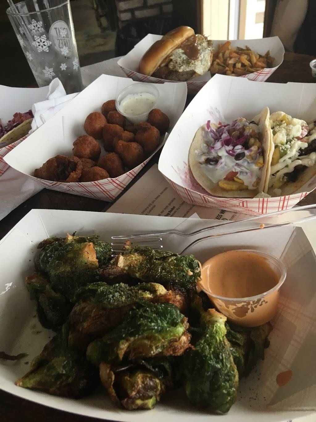 Howies On the Lake | restaurant | 4856 Coleman Dr, Akron, OH 44319, USA | 3306448343 OR +1 330-644-8343