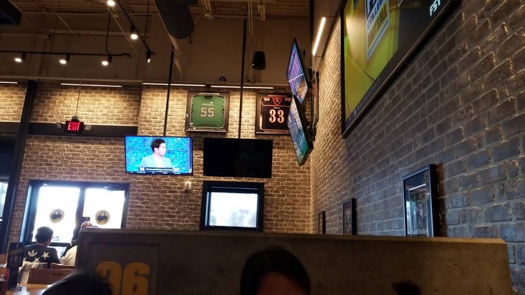 Buffalo Wild Wings | meal takeaway | 1402 SE Everett Mall Way, Everett, WA 98208, USA | 4252650668 OR +1 425-265-0668