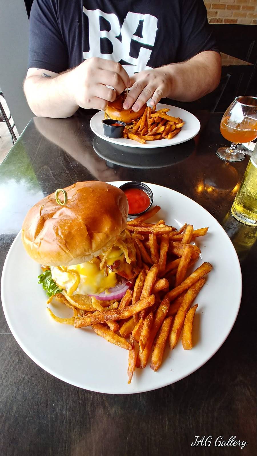 Johnny Blacks Public House | restaurant | 5171 Dixie Hwy, Waterford Twp, MI 48329, USA | 2485999001 OR +1 248-599-9001