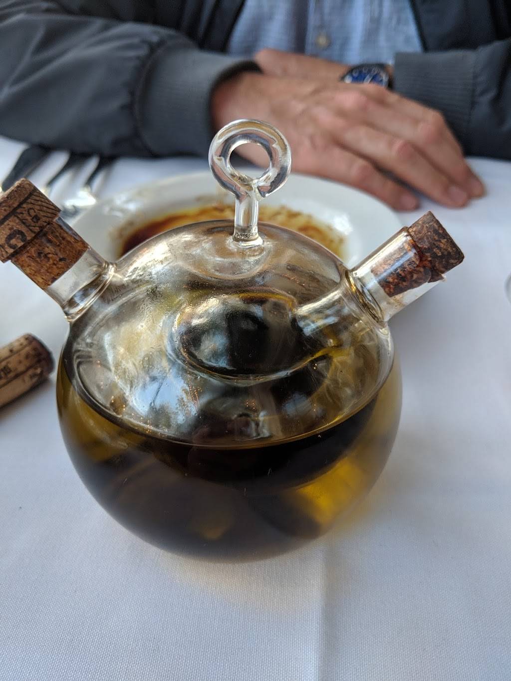 Mollies | restaurant | 1218 State St, Santa Barbara, CA 93101, USA | 8057068874 OR +1 805-706-8874