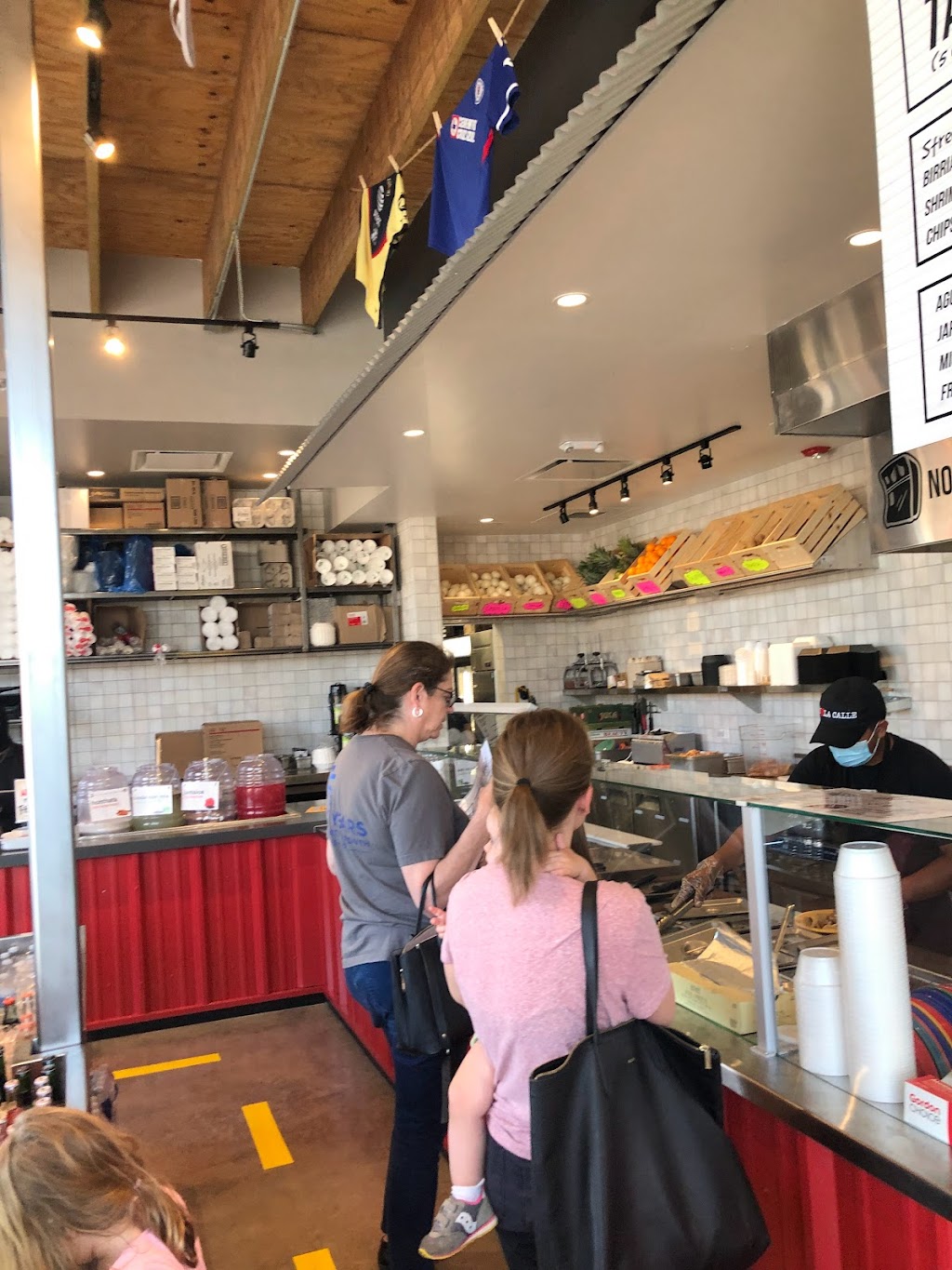 La Calle | restaurant | 3321 Ella Blvd, Houston, TX 77018, USA | 7134975502 OR +1 713-497-5502