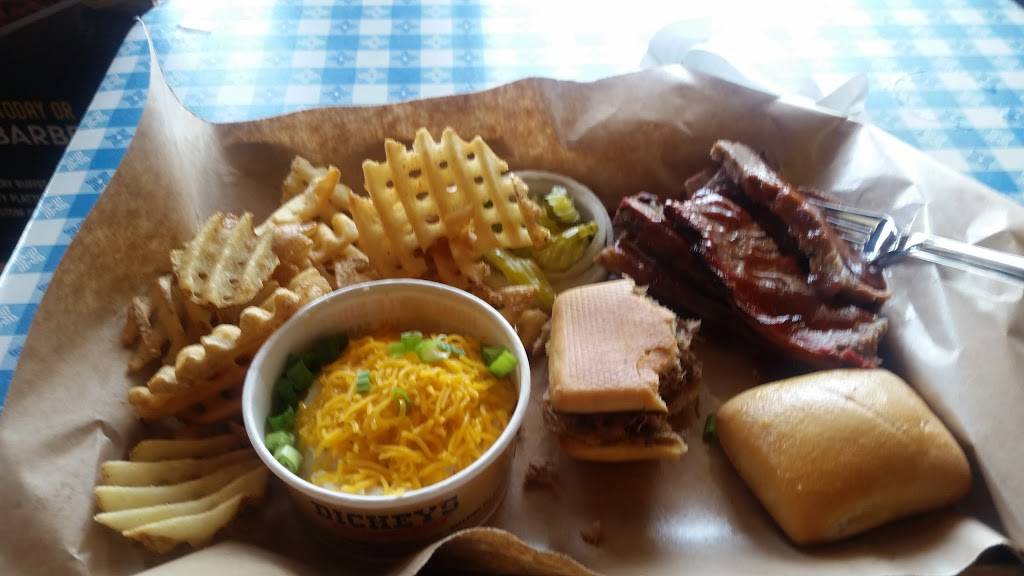 Dickeys Barbecue Pit | restaurant | 661 Louis Henna Blvd, Round Rock, TX 78664, USA | 5122442877 OR +1 512-244-2877