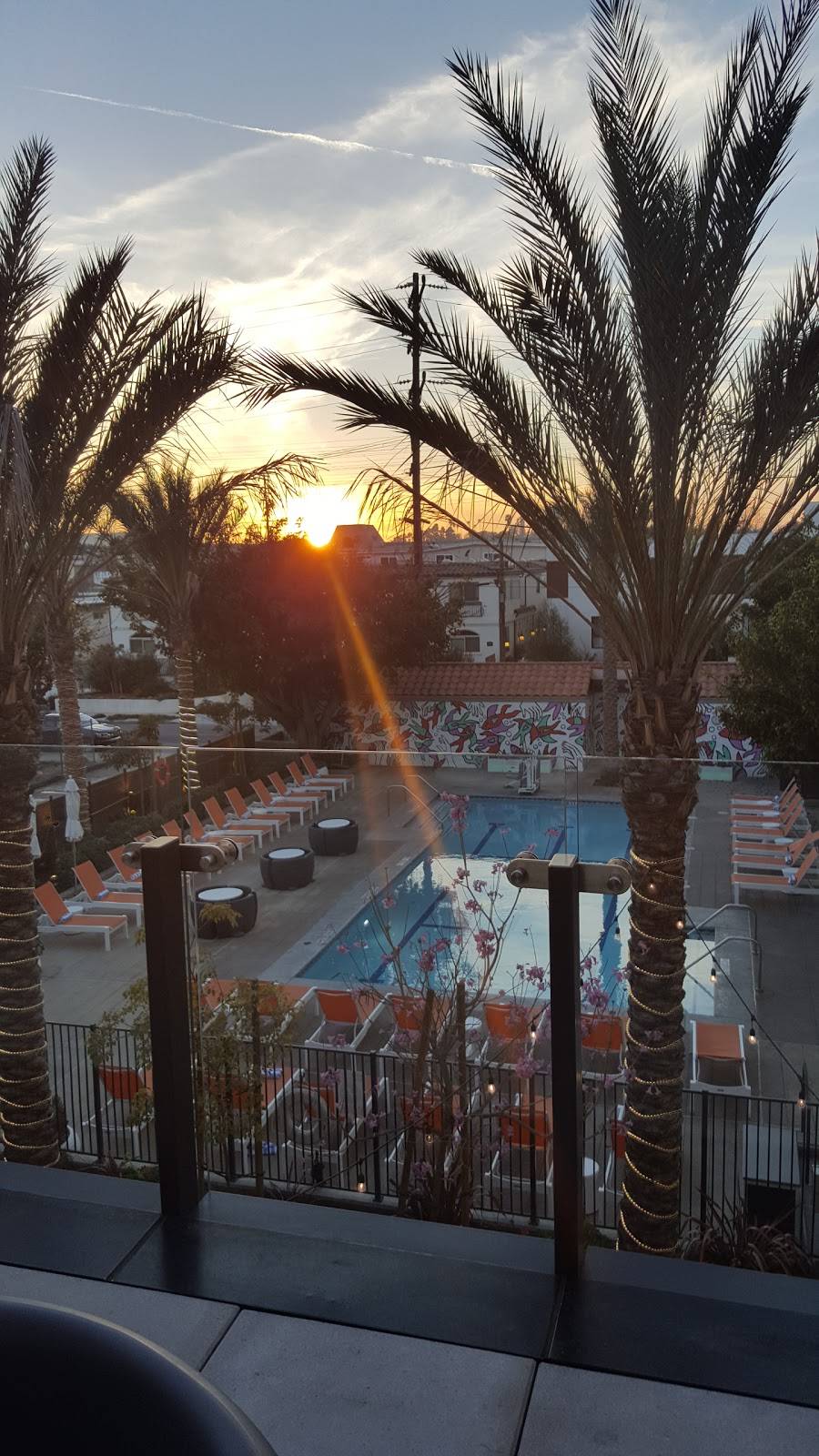 W XYZ Bar | restaurant | 475 Pacific Coast Highway, El Segundo, CA 90245, USA | 4242905555 OR +1 424-290-5555