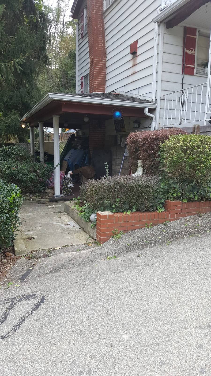 Mary Jos Pizzeria | restaurant | 129 Leneake St, Turtle Creek, PA 15145, USA | 4128230354 OR +1 412-823-0354