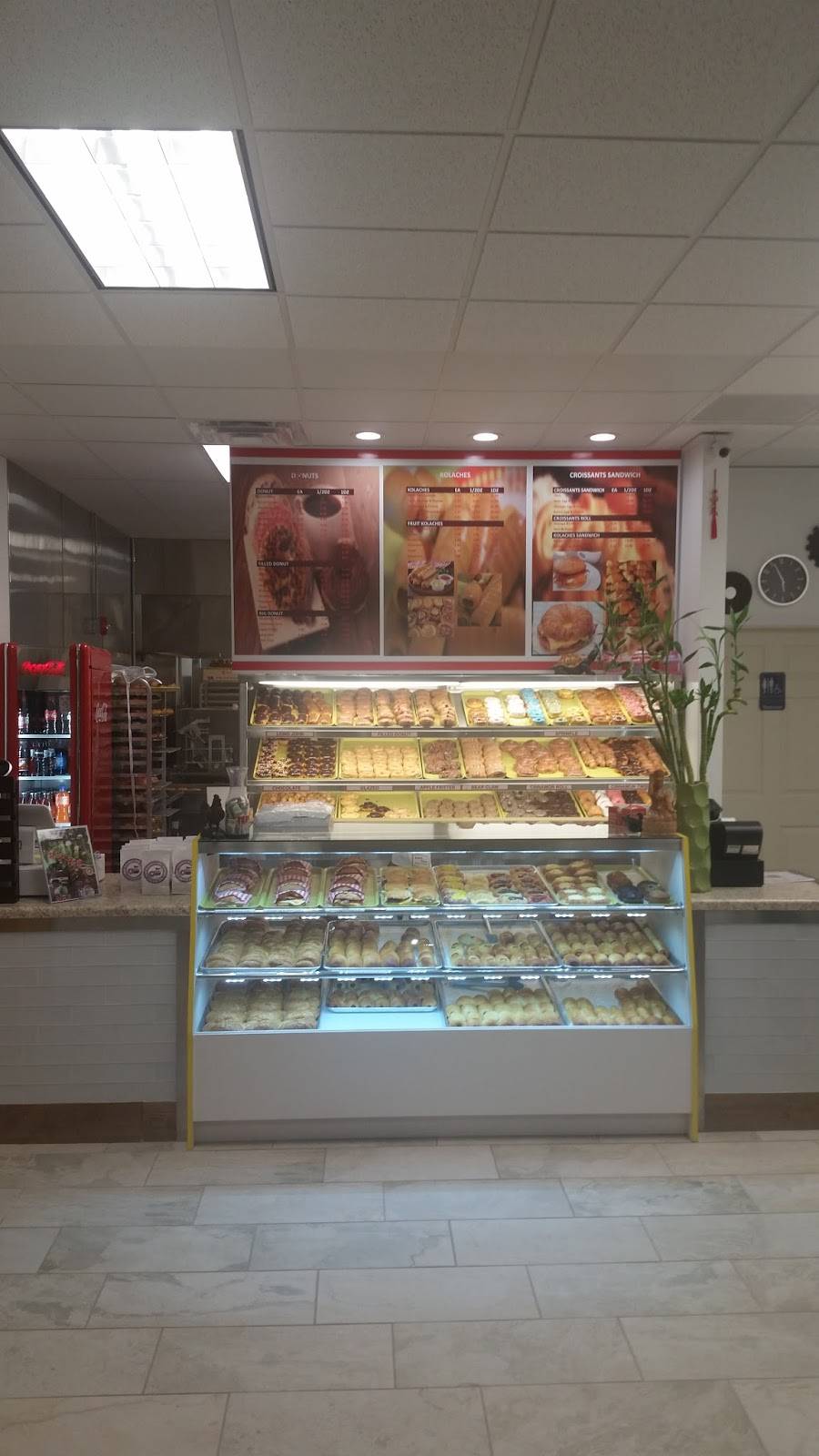 Donut Palace Potranco SA | restaurant | 15122 Potranco Rd, San Antonio, TX 78253, USA | 2109719978 OR +1 210-971-9978