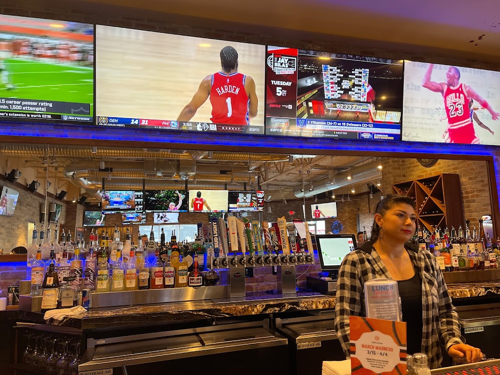 Blue 32 Sports Grill | restaurant | 2028 N Gilbert Rd, Mesa, AZ 85203, USA | 4805903569 OR +1 480-590-3569