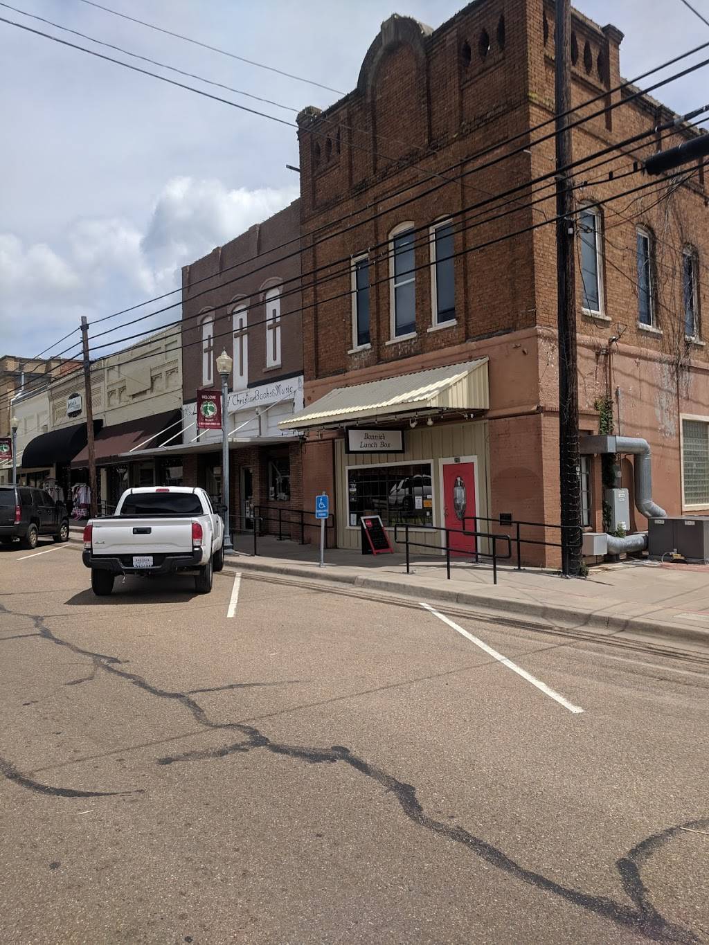 Bonnies Lunch Box | restaurant | 210 N Main St, Winnsboro, TX 75494, USA | 9033476075 OR +1 903-347-6075