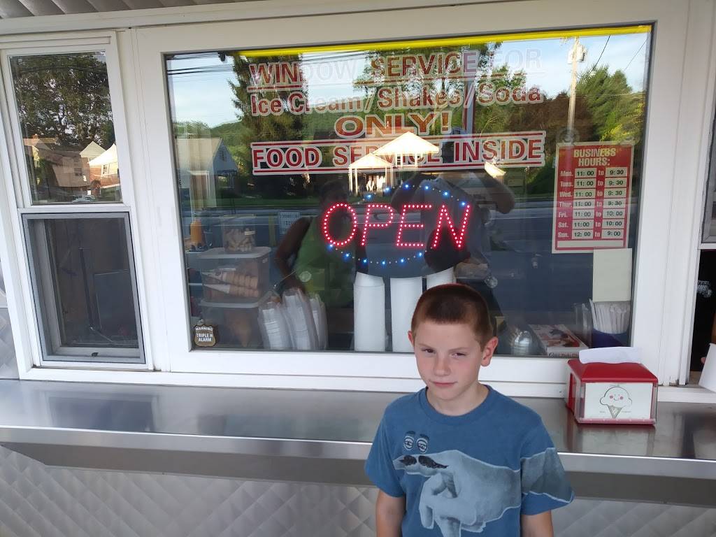 Intels Pennside Drive-In | restaurant | 916 Carsonia Ave, Reading, PA 19606, USA | 6107795050 OR +1 610-779-5050