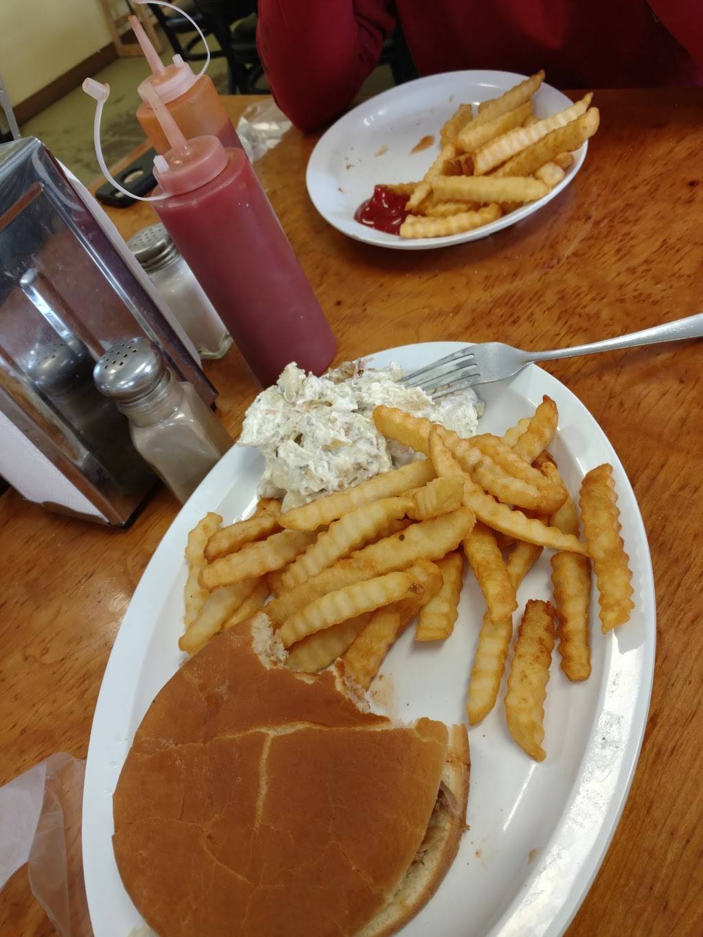 BBQ Hut | restaurant | 1940 Forrest St, Dyersburg, TN 38024, USA | 7313255239 OR +1 731-325-5239