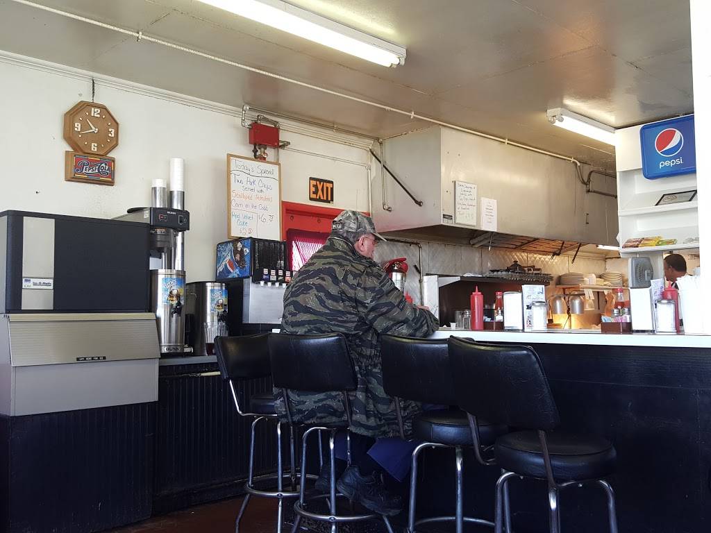 Dicks Cafe | restaurant | 2207 N Main Ave, Newton, NC 28658, USA | 8284647920 OR +1 828-464-7920