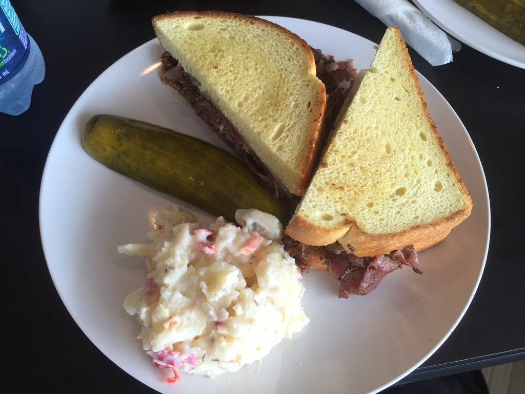 Howards Famous Corned Beef and Deli | restaurant | 3571 N Federal Hwy, Boca Raton, FL 33431, USA | 5619480303 OR +1 561-948-0303