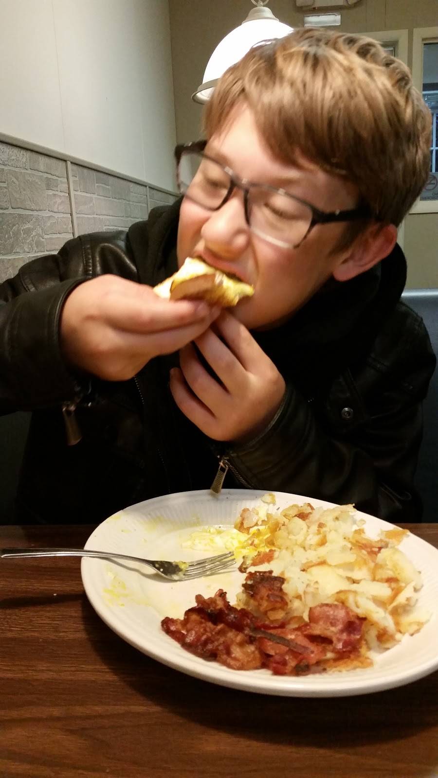 Ds Colonial Cafe | restaurant | 1415 S Milford Rd, Highland, MI 48357, USA | 2488870370 OR +1 248-887-0370